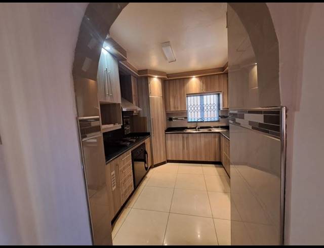 2 BEDROOM PROPERTY TO RENT IN CROSSMOOR